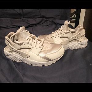 White Nike huaraches size 8.5